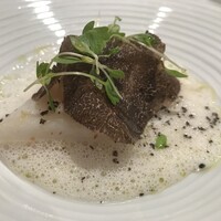 ジョンティ アッシュ - 州清流椎茸のフリカッセ、松ぼっくりで焼き上げた牛ハツとセップ茸のオイルと共に