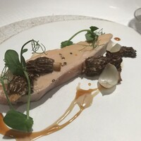 ジョンティ アッシュ - 焦がしバターで包みながら火を入れた平目　ほたてのカプチーノと黒トリュフ