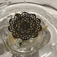 ジョンティ アッシュ - フランス産白アスパラのムースリーヌ、墨烏賊のコンフィとなめらかな蛍烏賊のパテ