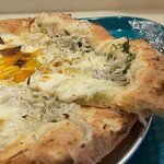 真鶴ピザ食堂 KENNY - しらすと卵と青海苔＆焼豚と卵とたけのこのハーフ＆ハーフ（アップ）（2020.6）