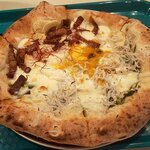 真鶴ピザ食堂 KENNY - しらすと卵と青海苔＆焼豚と卵とたけのこのハーフ＆ハーフ（2020.6）