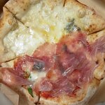 真鶴ピザ食堂 KENNY - 4種のチーズ＆生ハムのマルゲリータのハーフ＆ハーフ（テイクアウト）（2020.6）