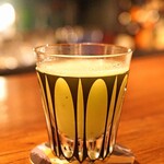 バー・サルバドール - キュウイとホワイトラムのカクテル