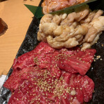 焼肉　戸板商店 - 手前からカルビ、シマチョウ、上シロ