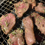 焼肉　戸板商店 - タン ネギたっぷり絡んでます