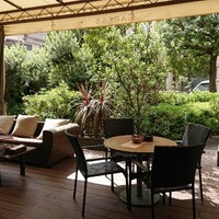 カレス - 開放的なテラス席