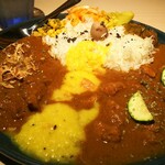 SPICECURRY KERAKU - カルダモンチキンカレーとジンジャーポークカレーのあいがけ 1400円