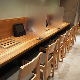 Counter seat where you can Yakiniku (Grilled meat) by yourself