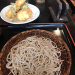 長生庵 - 海老とハモの天もりそば１６００円。お蕎麦の量は少なめですが、麺もツユも、キリッとして、とても美味しくいただきました（╹◡╹）