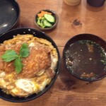 とんかつ 光 - かつ丼には味噌汁と漬物付き、写真ボケてます(^^ゞ