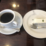西洋菓子 しろたえ - レアチーズケーキとブレンドコーヒーで670円