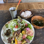 マイハウス - 鹿肉と有機野菜のグリルランチ1100円税込み
グリル野菜は自家製、地元産の野菜を厳選、
青と黄色のズッキーニ、ビーツ、玉ねぎ