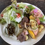 マイハウス - 鹿肉と有機野菜のグリル 山蕗のきゃらぶき、
グリーンサラダ新玉ねぎドレッシング、
新玉ねぎと切り干し大根のサラダ、さやいんげん。