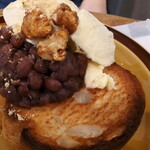 アキカフェ - 広島県産米粉パンにホイップバター北海道産無農薬自家製あんこバター+無添加バニラアイス