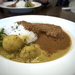 カレー キノシタ - 思ったよりシンプルなビジュアルですが、美味しそう。 私の分はご飯を少なくして頂きました。