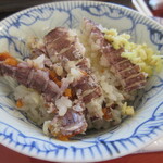 釜めしや 幸右ェ門 - しゃこえび釜飯を盛ったところ