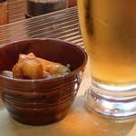 鉄板居酒屋OHANA - つきだしと熟撰生ビール
