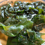 おうどん 瀬戸晴れ - 宮城県産の口当たりの良い「ワカメ」がいっぱい