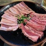 炭火焼肉 七輪房 - 中落ちカルビと豚カルビ