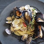 東京基地 - あさりとムール貝のガーリックソースパスタ