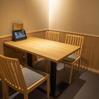 対面４名迄パーテーション仕切りタイプもあり。
                                          天井部付近が吹き抜け。