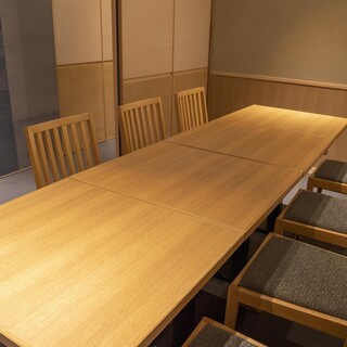 仕切りを外すと
８~１２名様までの半個室にすることも可能です。