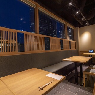 窓側のお席は連結して最大１６名様の半個室にすることが可能でございます。