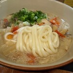 あーちゃん - 細めで柔らかい懐かしさも感じるうどん（ぼっかけかす汁うどん）