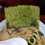 横浜ラーメン　壱鉄家 - 海苔増し5枚なり。ヤサイ不足を海藻で補う