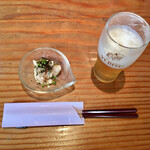 蕎麦切り 旗幟 - 瓶ビール＠680円、お通し鳥わさ＠310円