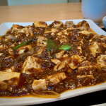 みこころ 無添加チャイナ935 - 【麻婆豆腐セット 1000円】でわ本題の麻婆豆腐 　辛さは適度で山椒の香りもバランスよし 　味噌のよぉにネットリ粘る餡の風味に 　ニラや長葱も新鮮で旨い♡