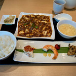 みこころ 無添加チャイナ935 - 【麻婆豆腐セット 1000円】たっぷり辛そうな麻婆豆腐♥ 　３つ並んだ前菜 　搾菜に玉子スープ、杏仁豆腐 　これで1000円ならリーズナブル！？