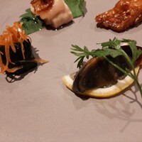 新中国料理HARAKAWA 北新地店 - 左は心地よい酸味がジュッワーと溢れる胡瓜の漬物、右は甘酢に漬け込み臭みを抑えた特製ピータン