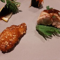 新中国料理HARAKAWA 北新地店 - 左は甘辛くコクのあるソースがからむあこうの揚げ物、右は香り高い醤油ソースでワンランク上の美味しさの蒸し鶏