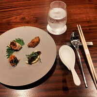 新中国料理HARAKAWA 北新地店 - スタイリッシュなプレートで提供される前菜盛り合わせ、高級感あるセンス溢れる盛り付けにワクワク