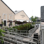 T.Y.HARBOR - ふれあい橋から見るテラス