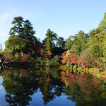 兼六園 寄観亭 - 紅葉が霞ヶ池に映り込んでいます。