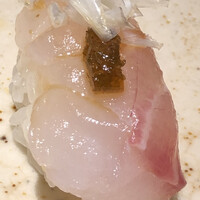 すし岩瀬 - 甘鯛。トッピングは肝醤油の煮凝りと鱗の素揚げ