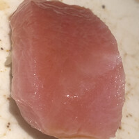 すし岩瀬 - 噴火湾の定置網の鮪。61キロ。やま幸さんから届きます。大トロ部のはがし