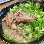 もつ焼 長兵衛 - 最初は一味で味付けし、途中で胡椒を入れるとサッパリと美味しいよ、と言われました。