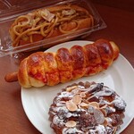 手作りパン工房 コネルヤ - ③超極太焼きそばパン(各¥180)