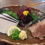 Taruichi - お昼のメニューから鯨刺身三種盛(2切ずつ)960円がサービスで3切れ♪