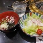 Yakiniku Teihou - 定食にはサラダとワカメスープが添えらてます。