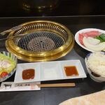 Yakiniku Teihou - 暫く待つと注文した鼎豐定食１８００円が半額の９００円になってカウンターに運ばれて来ました。