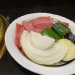 Yakiniku Teihou - 鼎豐定食はこの店自慢のロースやカルビと言ったお肉と野菜の盛り合わせ。