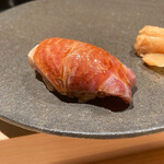 熟成鮨 万 - 赤身と同じ魚体のトロ