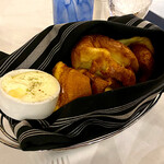 Kamuela Provision Company - 熱々のパンと大量のバターがウマい