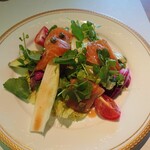 洋食 つばき - ｽﾓｰｸｻｰﾓﾝのｻﾗﾀﾞ(1,500円)