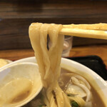 駕籠休み - うどんリフト。すごく気をつけてもちょっとはねちゃうのがカレーうどん。