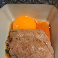 日本焼肉 はせ川 銀座店 - 卵をつけて